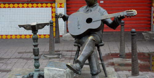 Estátua de Adelino Moreira