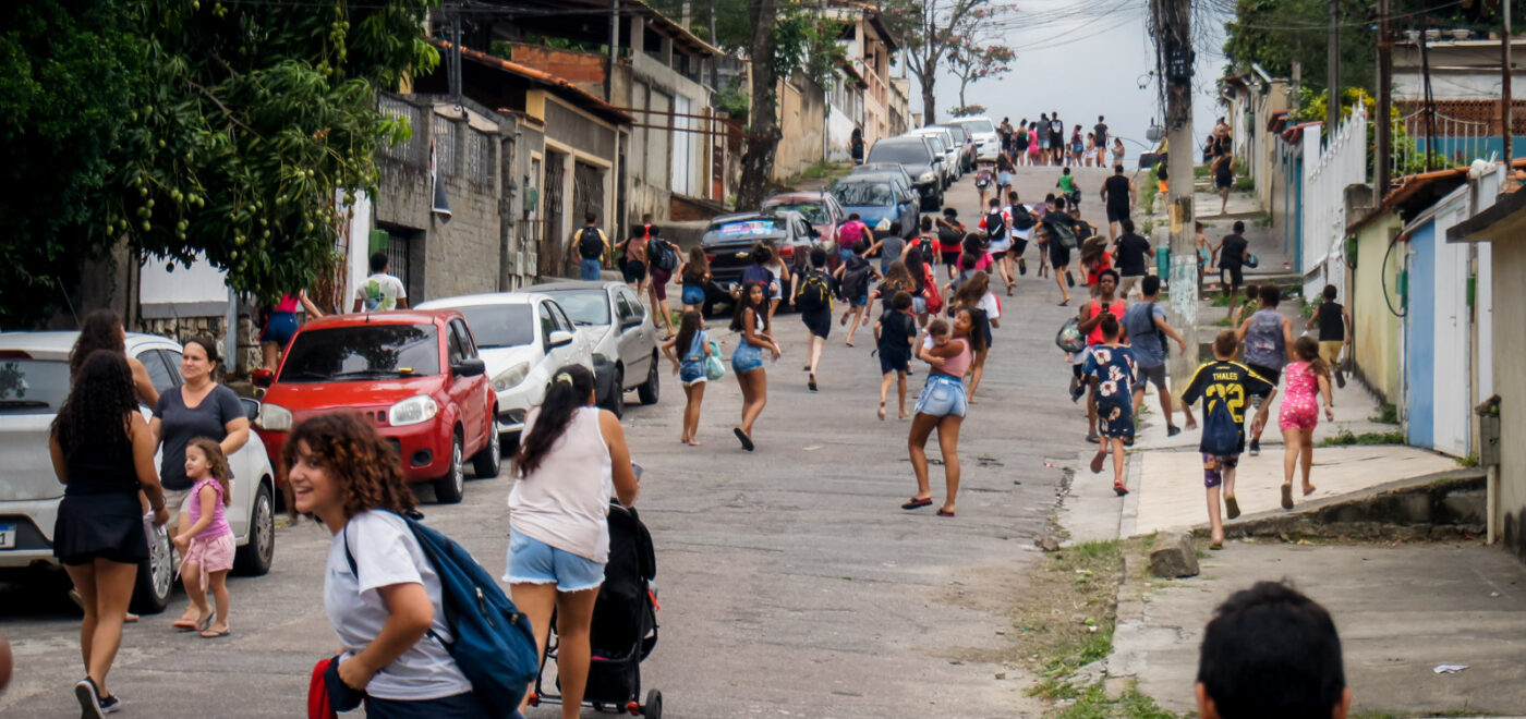 Distribuição de doces na rua Macedo Coimbra marca dia de São Cosme e São Damião