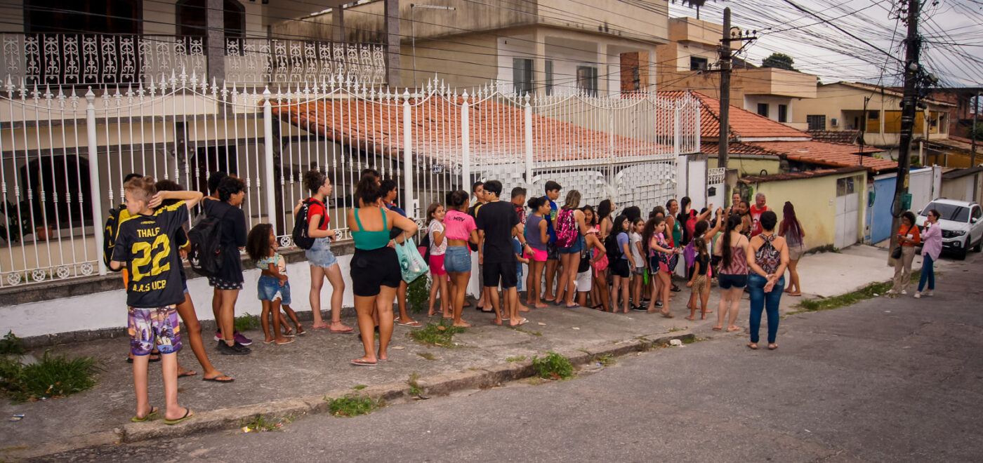 Distribuição de doces na rua Macedo Coimbra marca dia de São Cosme e São Damião