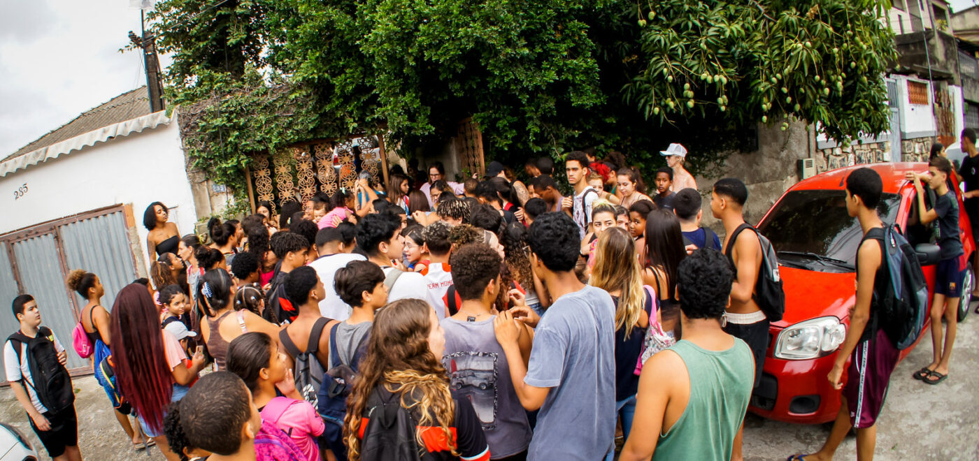 Distribuição de doces na rua Macedo Coimbra marca dia de São Cosme e São Damião