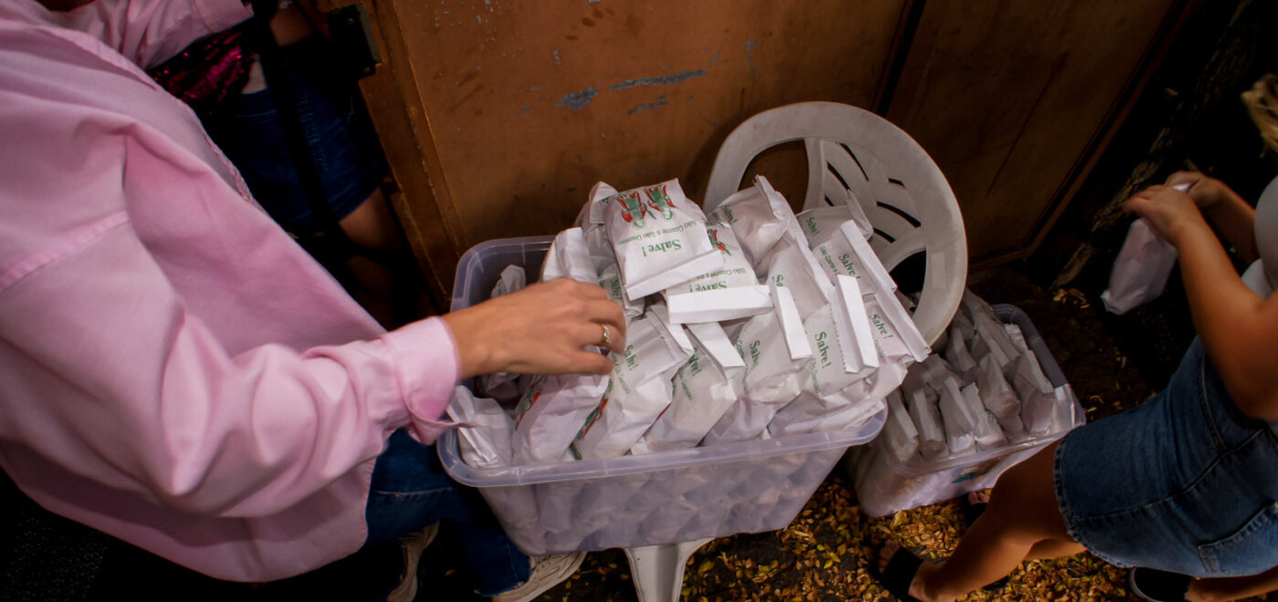 Distribuição de doces na rua Macedo Coimbra marca dia de São Cosme e São Damião