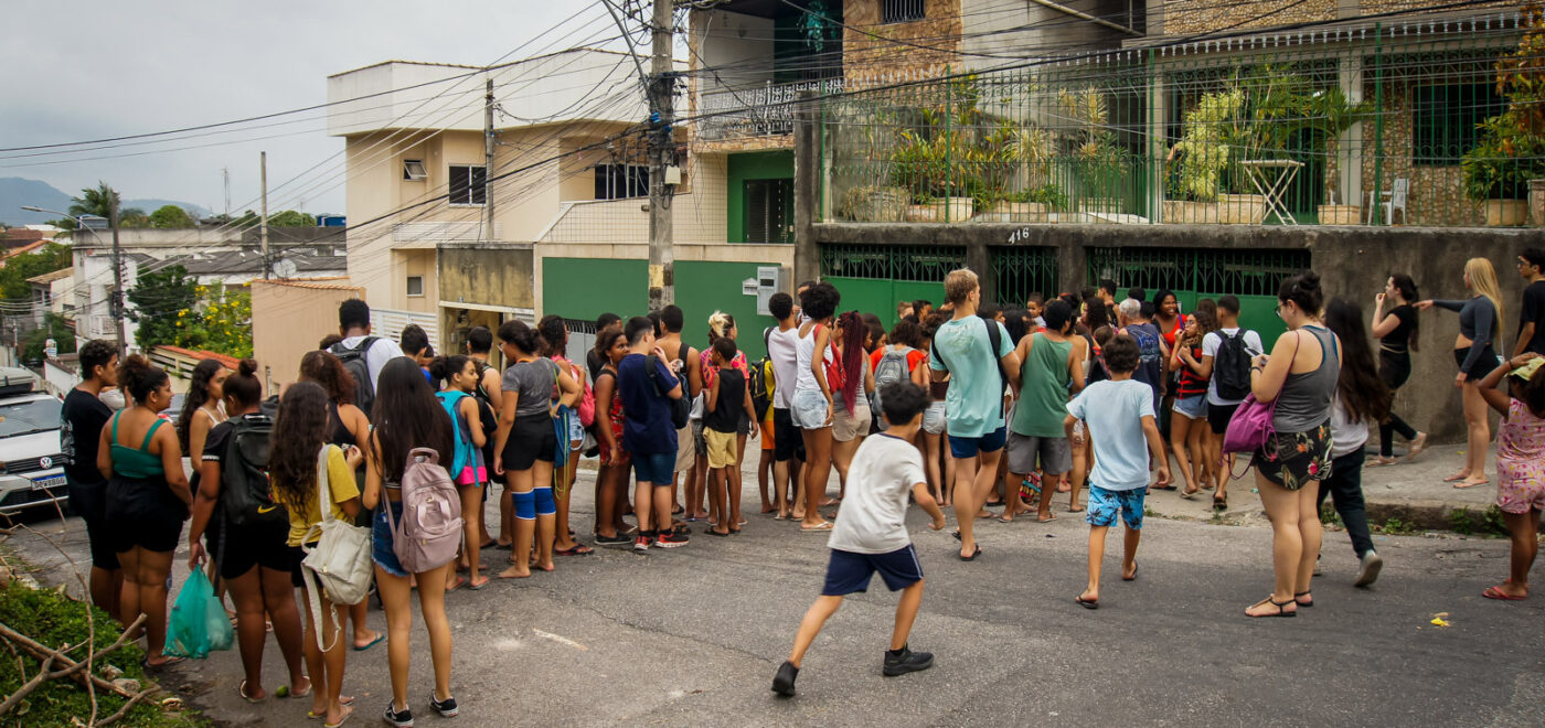 Distribuição de doces na rua Macedo Coimbra marca dia de São Cosme e São Damião