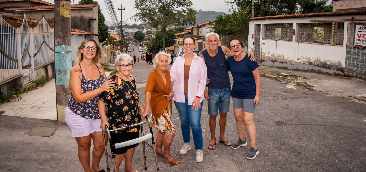 Distribuição de doces na rua Macedo Coimbra marca dia de São Cosme e São Damião