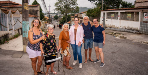 Distribuição de doces na rua Macedo Coimbra marca dia de São Cosme e São Damião