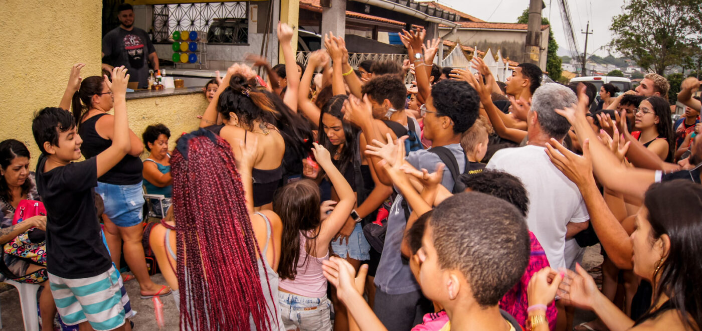 Distribuição de doces na rua Macedo Coimbra marca dia de São Cosme e São Damião